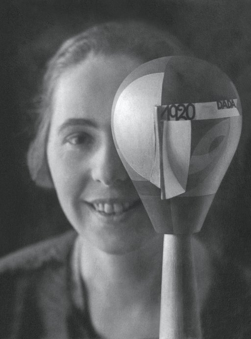 Sophie Taeuber-Arp mit Dada-Kopf, Zürich 1920 | Foto: Nic Aluf, © Stiftung Arp e.V., Berlin / Rolandswerth